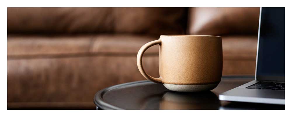 Salón con un sofá y una mesa con un café